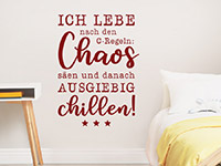 Teenager Wandtattoo Chaos und chillen auf heller Wand