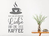 Kaffee Wandtattoo Liebe und eine Tasse Kaffee auf heller Wandfläche