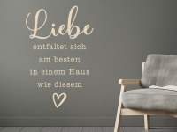 Wandtattoo Liebe entfaltet sich auf dunkler Wand