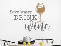 Wandtattoo Save water drink wine auf heller Wandfläche