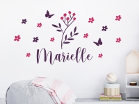 Wandtattoo Name mit Blüten und Schmetterlingen im Kinderzimmer