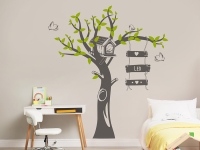 Wandtattoo Baum mit Vogelhaus und Name im Kinderzimmer