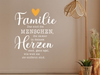 Wandtattoo Familie in deinem Herzen auf dunkler Wand