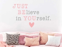 Wandtattoo Spruch Just believe in yourself über dem Sofa