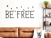 Wandtattoo Be free mit Vogelschwarm im Wohnzimmer