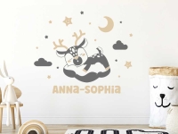 Wandtattoo Süßes schlafendes Rentier mit Name im Babyzimmer