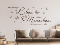 Wandtattoo Menschen mit Schmetterlingen im Wohnzimmer