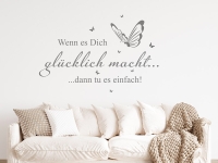 Wandtattoo Glücklich mit Schmetterlingsschwarm im Wohnzimmer