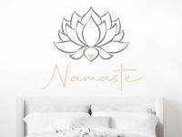 Wandtattoo Namaste Blüte im Schlafzimmer