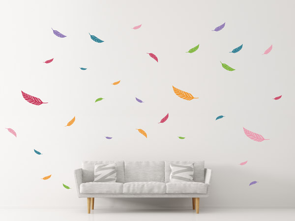 Bunte Konfetti Wand mit Wandtattoo Federn