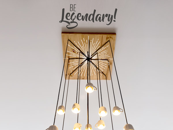 Deckentattoo Spruch BE Lagendary um Lampen