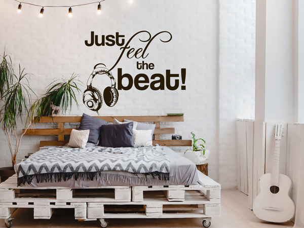 Jungenzimmer Ideen mit Palettenbett und Musikdeko