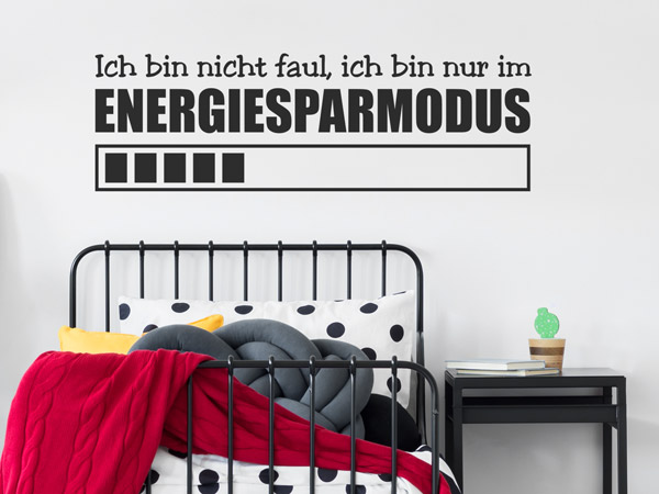 Jungenzimmer Ideen Rot Weiß Schwarz mit Wandspruch Energiesparmodus