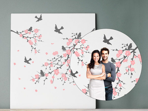 Photo Booth mit Blüten und Ästen zur Hochzeit