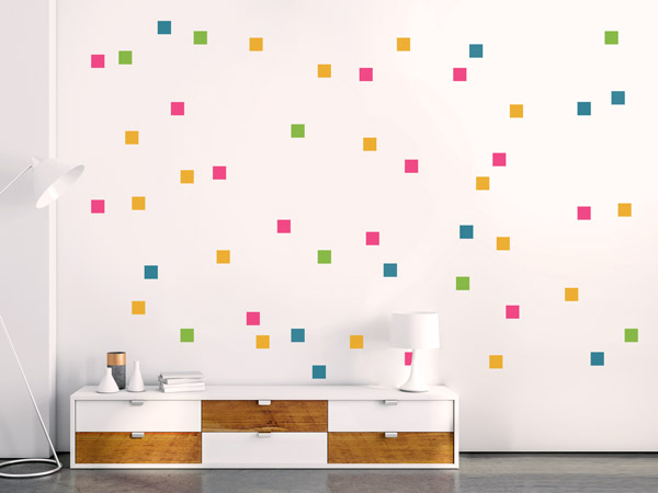 Quadrate Konfetti in Regenbogenfarben an der Wand