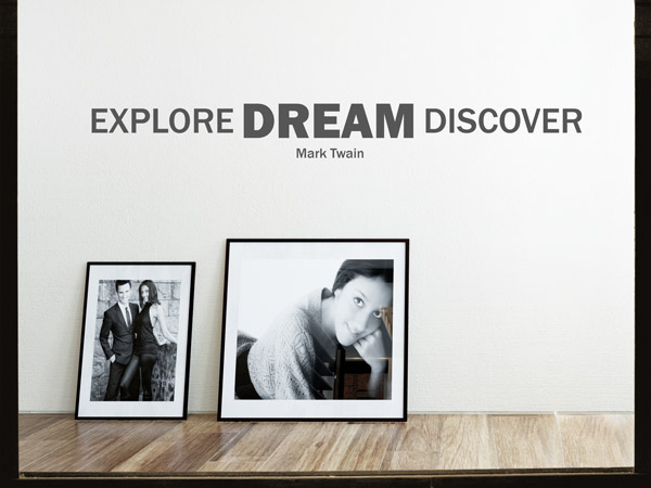 Minimalistisches Zitat Explore, Dream, Discover im Schaufenster