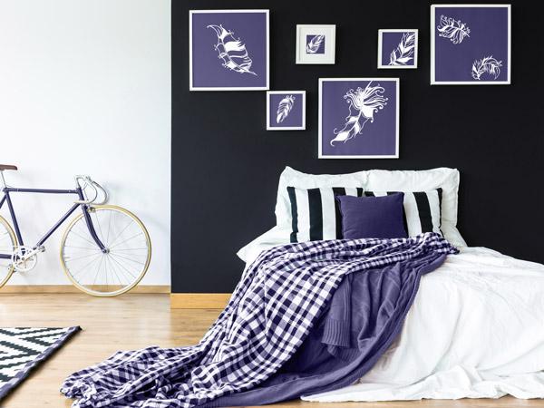 Violett und schwarzweiß im Schlafzimmer mit Federn