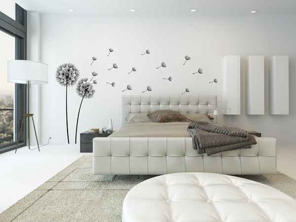 Schlafzimmer weiss mit schwarzem Wandtattoo