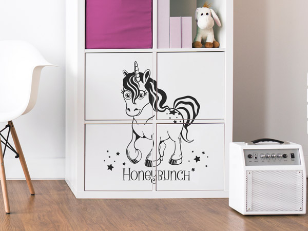 Schrank mit süßem Einhorn auf den Türen