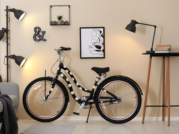 Schwarzes Fahrrad mit weißen Punkten