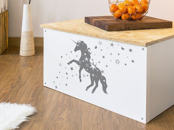 Tisch mit Wandtattoo Einhorn