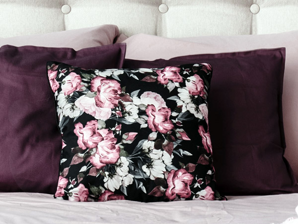 Trendfarbe Violett Kissen mit Blumenmuster