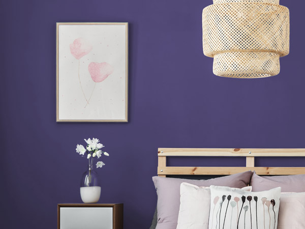 Violette Wand und Accessoires im Zimmer