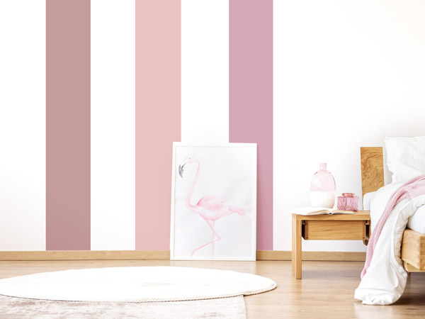 Wand mit Streifen in Pink Tönen