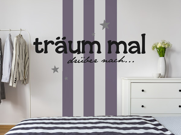 Wand mit Streifen und Spruch im Schlafzimmer