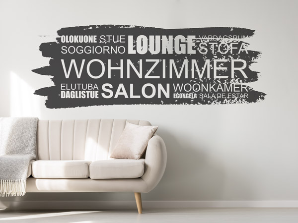 Wandschablone mit Pinsel Worte im Wohnzimmer