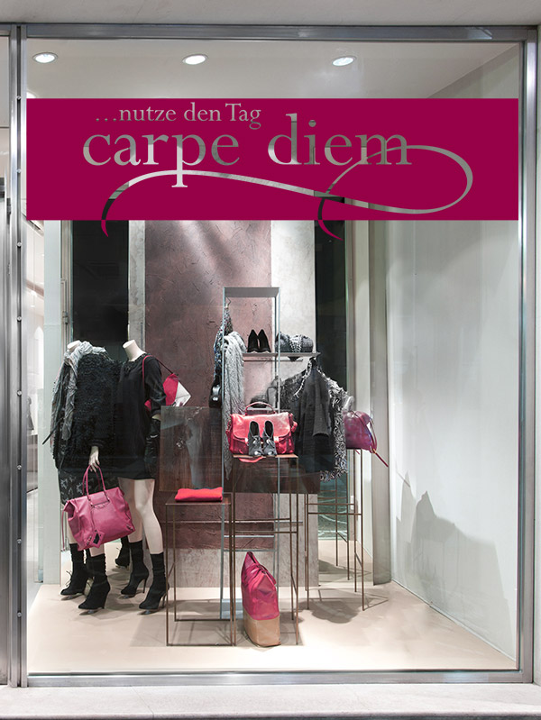 Pinkes Carpe Diem Banner im Schaufenster