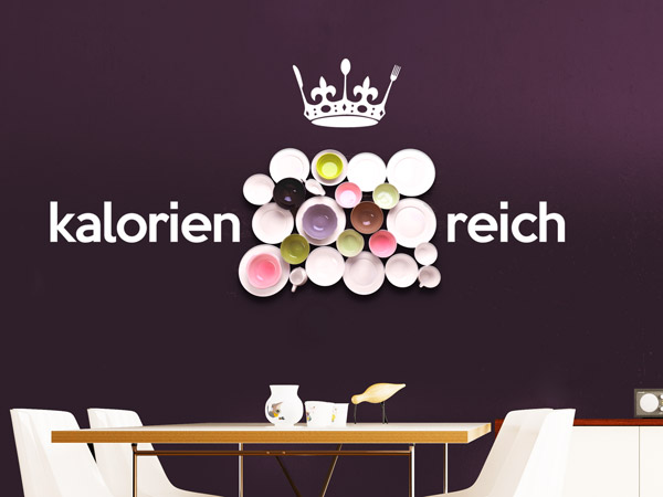 Wandtattoo Kalorienreich mit Tellern an der Wand