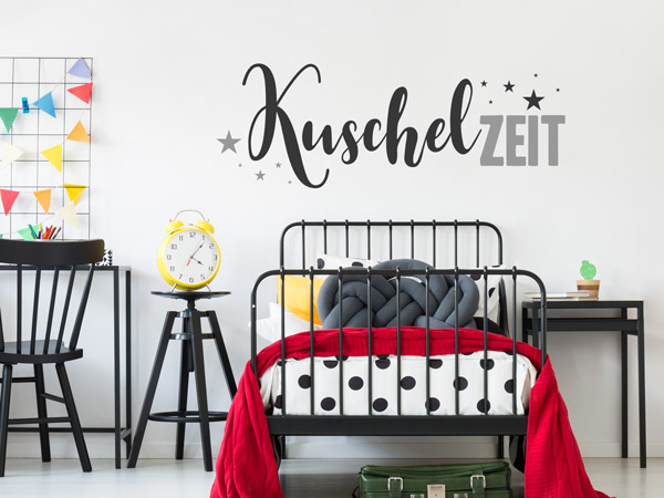 Wandtattoo Kuschelzeit über dem Bett