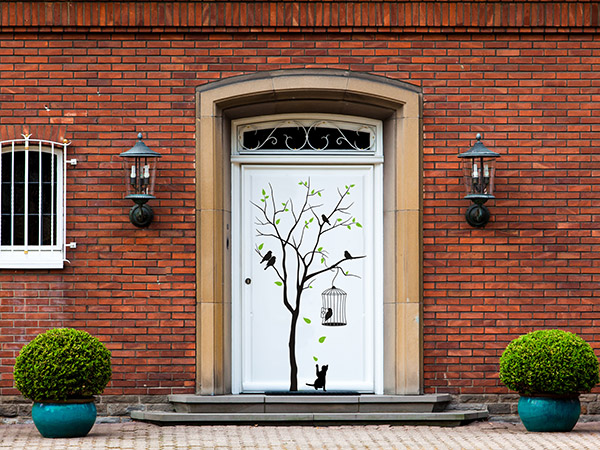Weiße Haustür mit Wandtattoo Baum