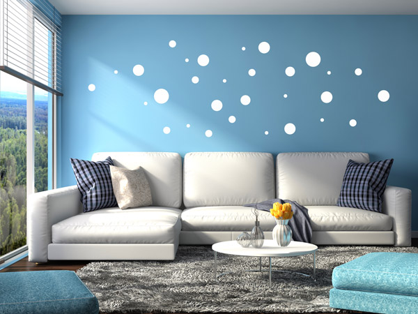 Weiße Punkte auf blauer Wand
