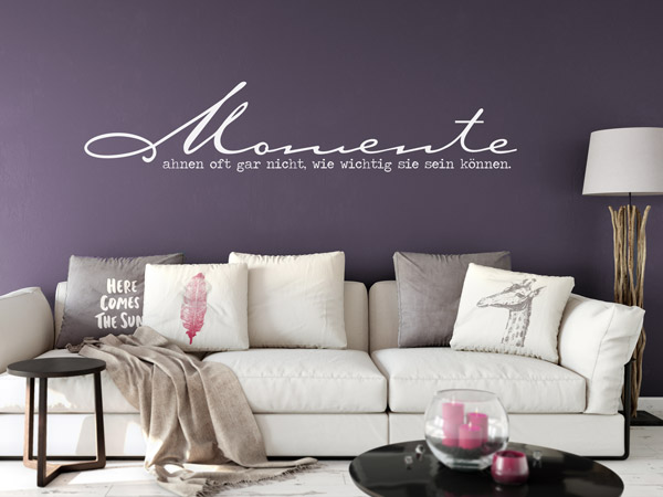Violette Wohnzimmerwand mit Wandtattoo Spruch Momente