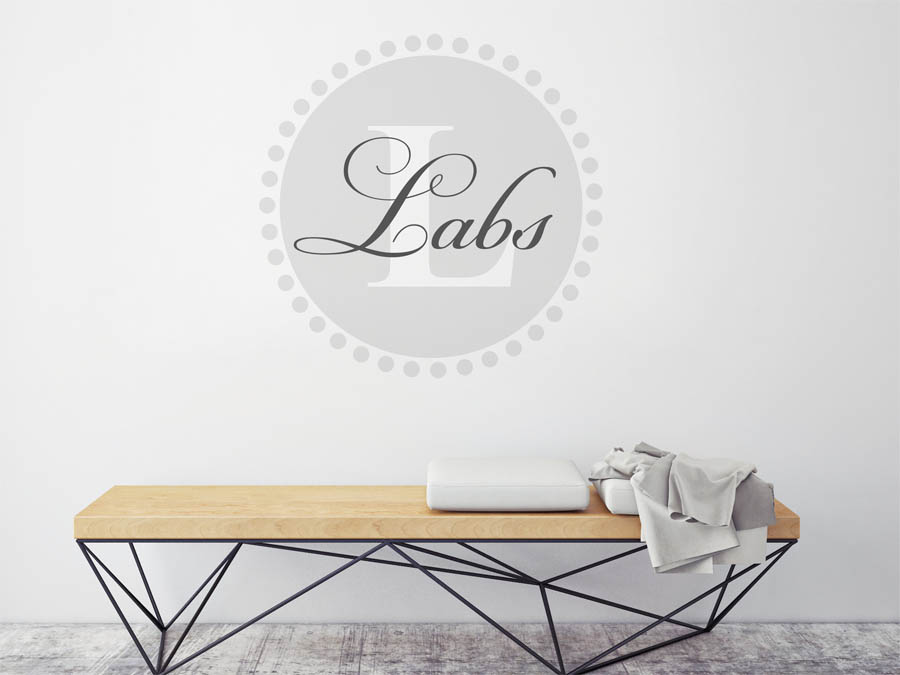 Labs Familienname als rundes Monogramm