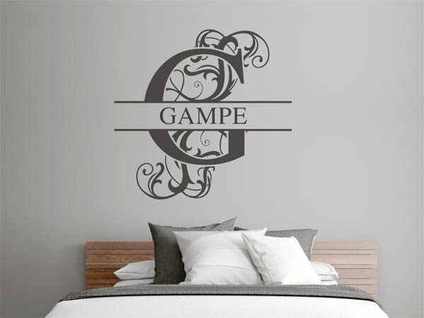 Wandtattoo verschnörkeltes G mit Gampe