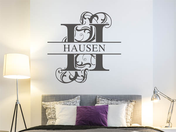 Wandtattoo verschnörkeltes H mit Hausen