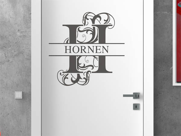 Wandtattoo verschnörkeltes H mit Hornen