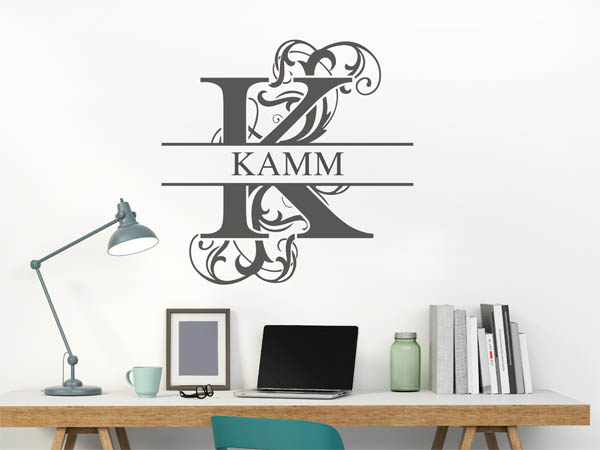 Wandtattoo verschnörkeltes K mit Kamm