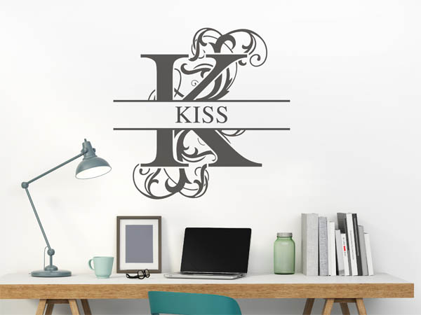 Wandtattoo verschnörkeltes K mit Kiss