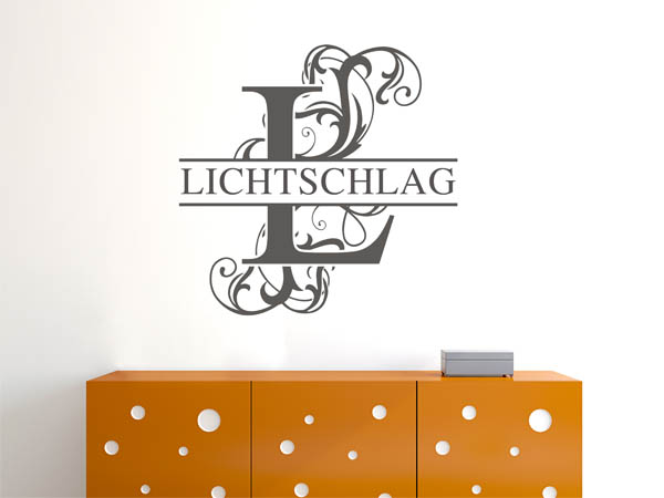 Wandtattoo verschnörkeltes L mit Lichtschlag