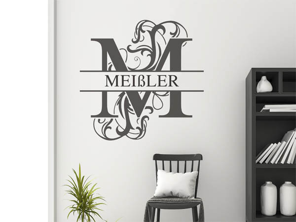 Wandtattoo verschnörkeltes M mit Meißler