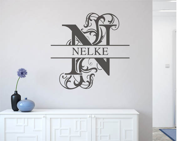 Wandtattoo verschnörkeltes N mit Nelke