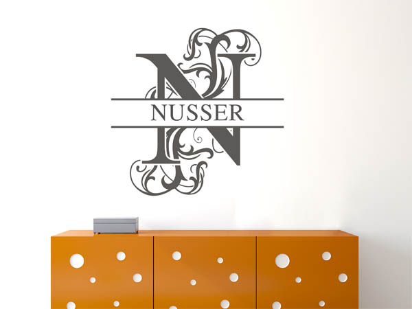 Wandtattoo verschnörkeltes N mit Nusser