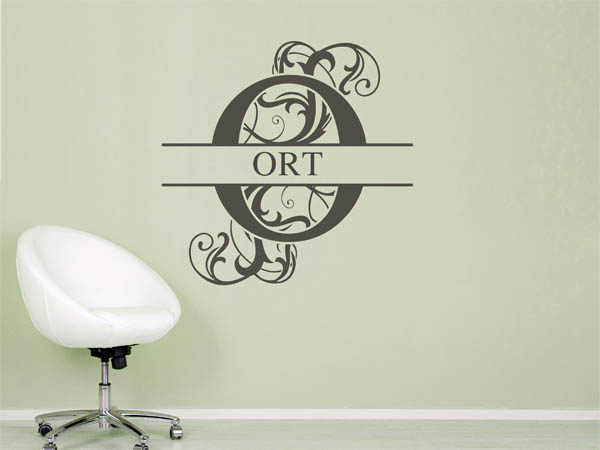 Wandtattoo verschnörkeltes O mit Ort