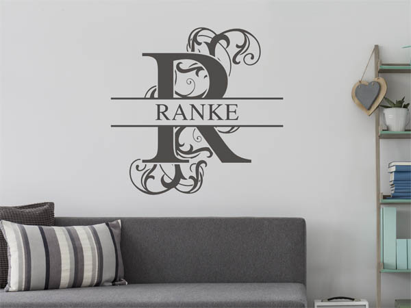 Wandtattoo verschnörkeltes R mit Ranke