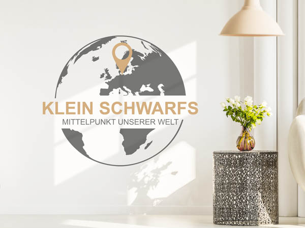 Wandtattoo Klein Schwarfs - Mittelpunkt unserer Welt mit Pin im Globus