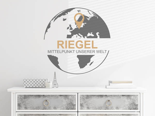 Wandtattoo Riegel - Mittelpunkt unserer Welt mit Pin im Globus